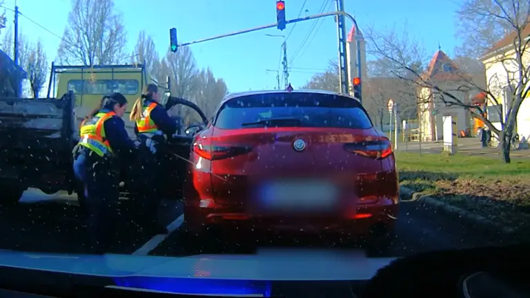 Autós üldözés kerekedett egy egyszerű szabálytalanságból Békéscsabán, íme a videó!