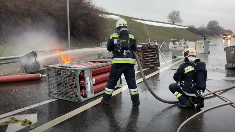 Videó: így lángoltak a teherautóról elszabadult gázpalackok az M6-os autópályán