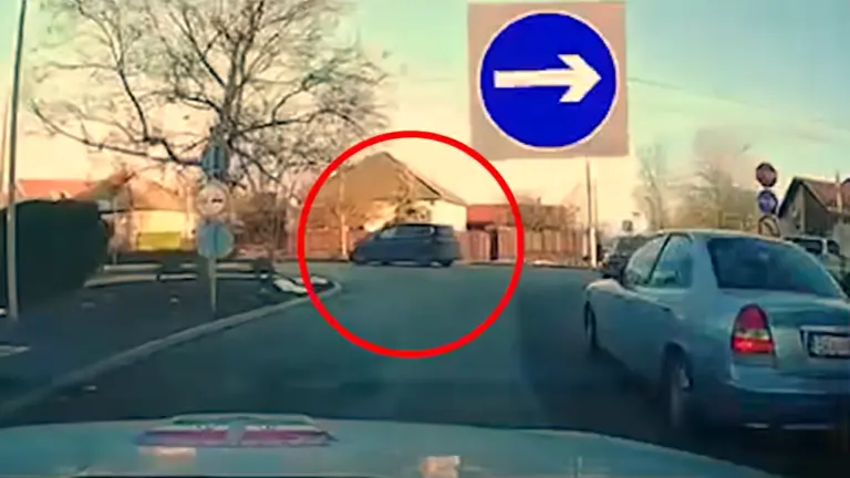 Balra fordult a frissen kihelyezett tiltás ellenére: kitalálod, milyen autó kanyarodott utána?