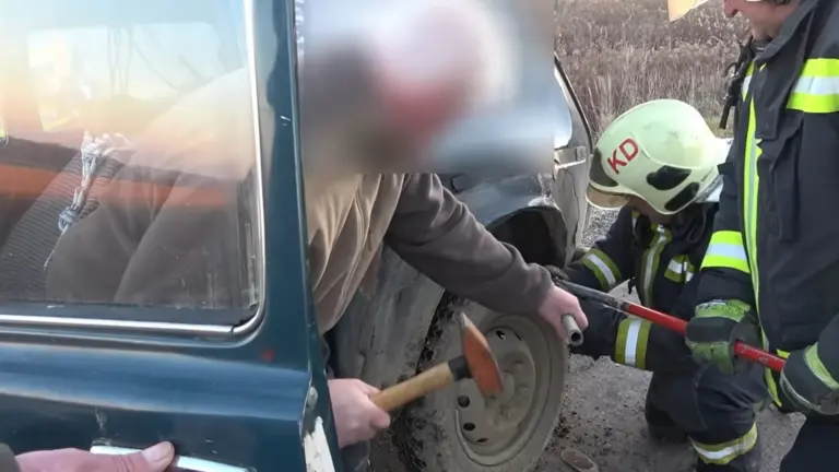 Ebben még volt vas? Lada Niva szerelés tűzoltókkal