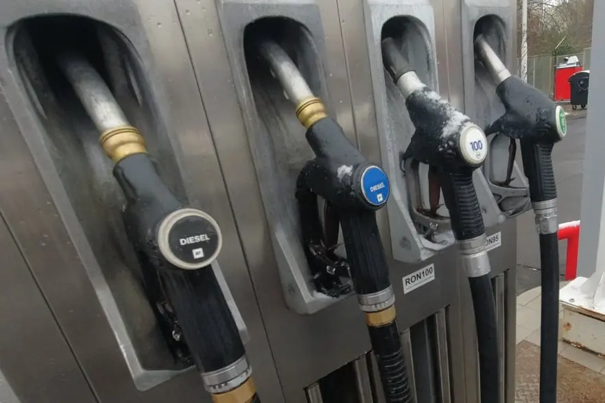 Nem csak a hó esik, hanem az üzemanyagárak is?