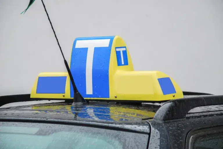 Ez az európai ország megtiltaná a fiataloknak az éjszakai vezetést!