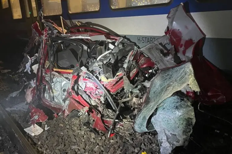 Sokkoló videó: így csukta össze a vonat a sínre szorult autót Isaszeg közelében!