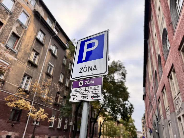 Immár biztos: ekkortól olcsóbban lehet parkolni Magyarországon a fizetős övezetekben!