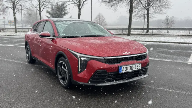 Ennek az autónak kell a Ceed helyébe lépnie! Itthon a Kia új kompaktja!