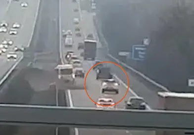 Videó: így kapott durrdefektet a kisbusz az M7-esen! Figyeld, mi történt ezután!