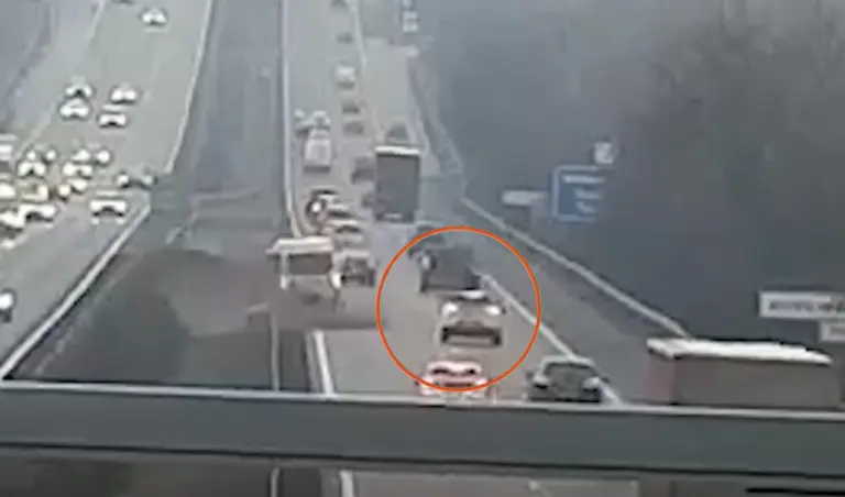 Videó: így kapott durrdefektet a kisbusz az M7-esen! Figyeld, mi történt ezután!