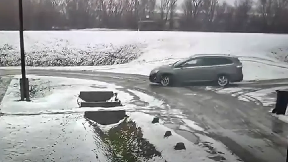 Videó: gyerekkel együtt lopta el az autót, majd kirakta a kisfiút egy boltnál