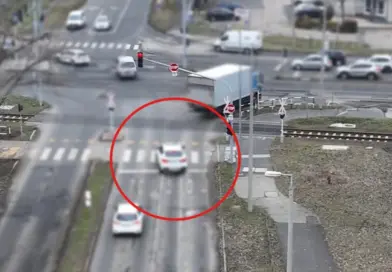 Nyélgázon hajtott át a piroson, pechére a rendőrségi drón mindent rögzített!