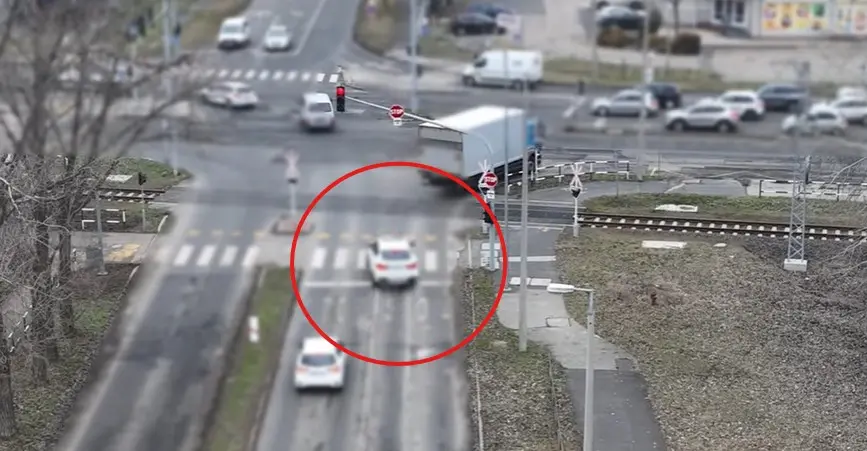 Nyélgázon hajtott át a piroson, pechére a rendőrségi drón mindent rögzített!