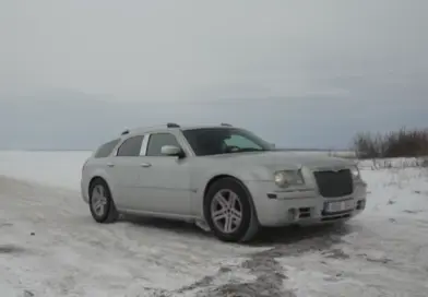 Ilyet se mindennap látni: autóutat nyitottak az észtek a befagyott tengeren!