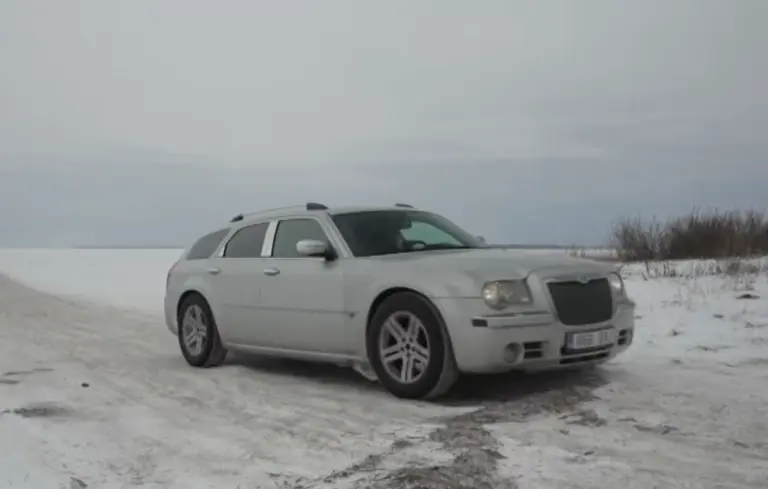 Ilyet se mindennap látni: autóutat nyitottak az észtek a befagyott tengeren!