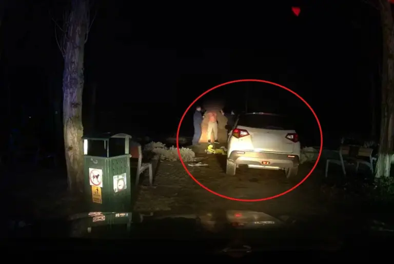 Kivilágítatlanul menekült a rendőrök elől, majd amikor elfogták, elkezdett vetkezni!