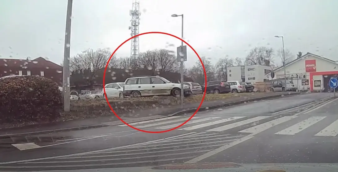 Annyira berúgott, hogy a rendőrök szeme láttára hajtott nyílegyenesen a villanyoszlopnak!