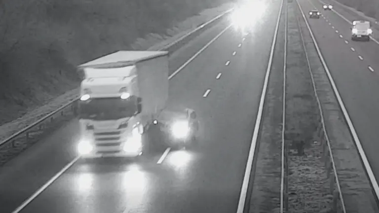 Videó: a kamion kerekei alá hajtott egy autós az M3-as autópályán!