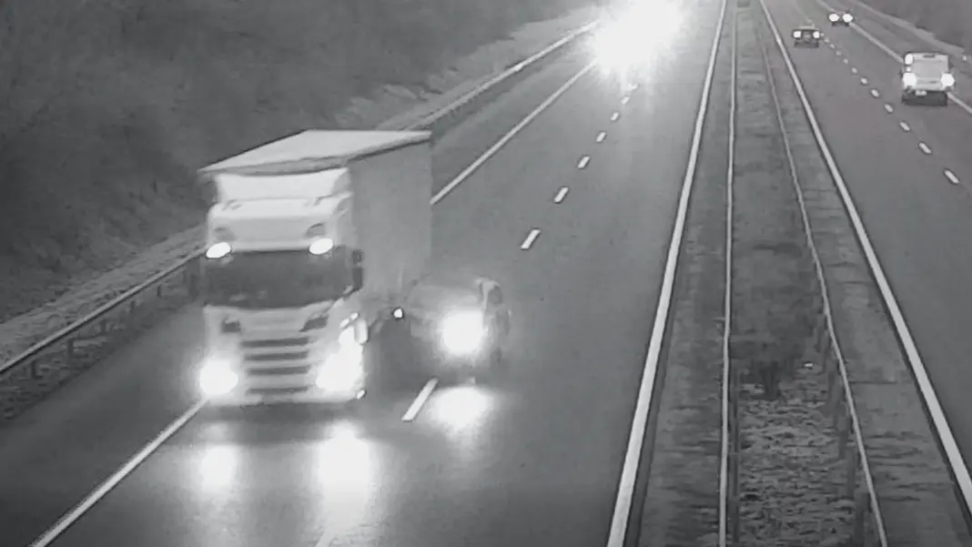 Videó: a kamion kerekei alá hajtott egy autós az M3-as autópályán!