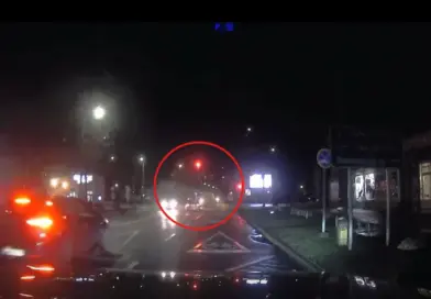 Hiába a kereszteződés előtt letámasztott rendőrautó, fékezés nélkül hajtott át a piroson!