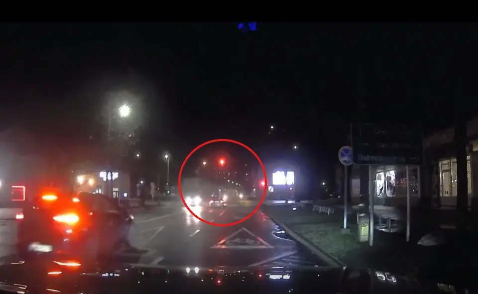 Hiába a kereszteződés előtt letámasztott rendőrautó, fékezés nélkül hajtott át a piroson!