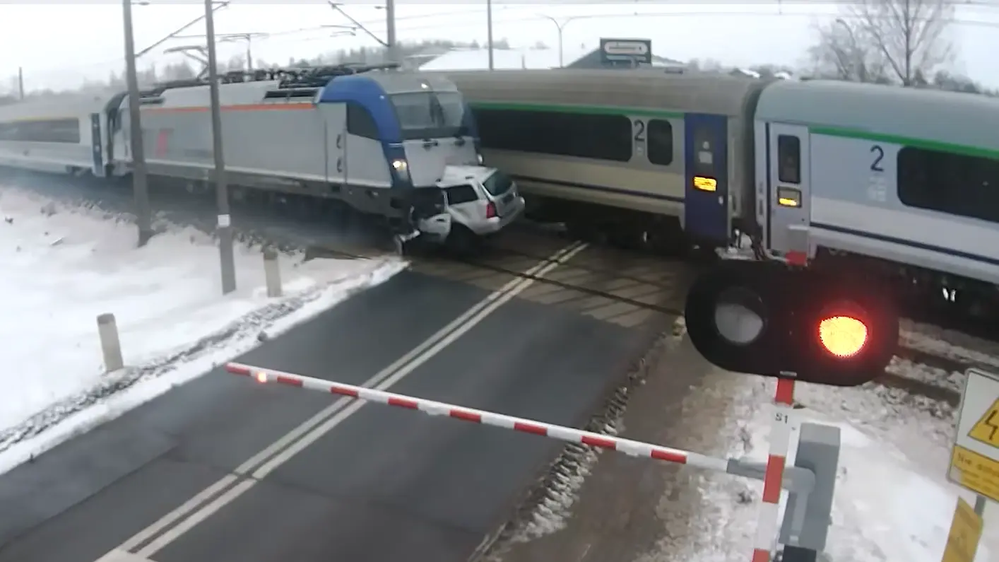 Videó: lerobbant a síneken a Ford, két vonat is belerongyolt