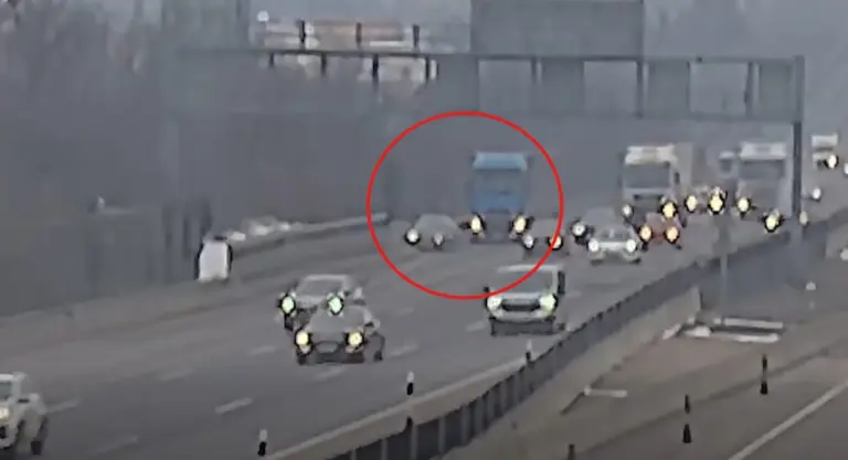 Ijedtében a szalagkorlátba rántotta az autót, íme az esetről készült videó!