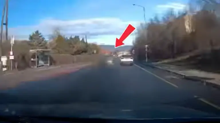 Videó: leokádta korommal a rendőrautót, miközben a záróvonalon előzött!