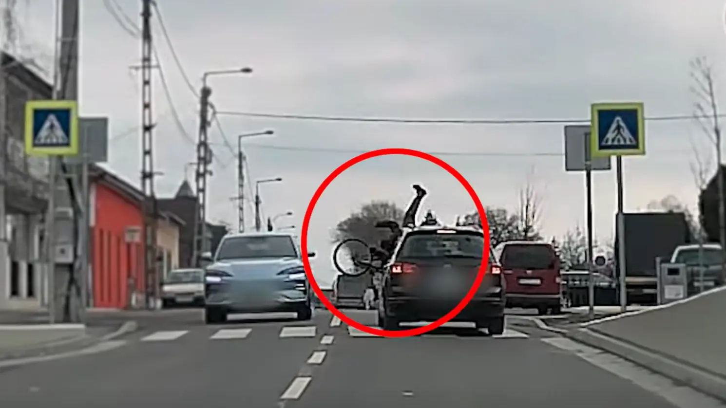 Elütötték a zebrán áttekerő kerékpárost, íme a tanulságos videó!