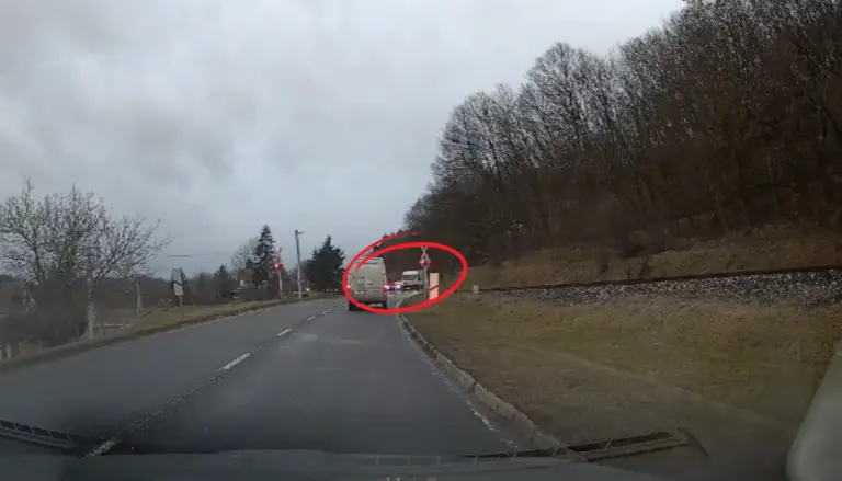 Nevetséges, mit műveltek a vasúti átjáróban, pillanatokkal később kellemetlen meglepetés várta őket!