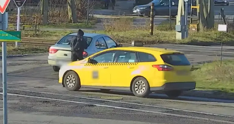 Felháborító szabálytalanságot követett el a taxis, szerencsére a rendőrök is látták, mit művelt!