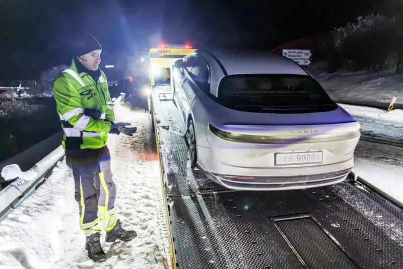 Ledöglésig hajtottak 25 villanyautót a -32 Celsius-fokos norvég télben! Ez a típus jutott a legmesszebb!