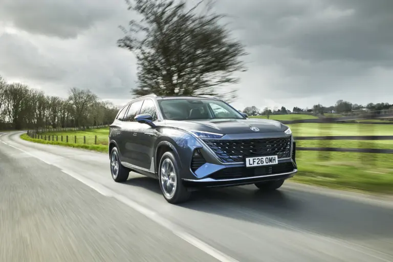 Íme az első fotók: ilyen az MG hétüléses SUV-jának utastere!