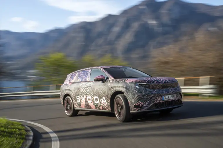 Íme az első hivatalos fotók a Škoda nyáron bemutatkozó hétüléses autójáról!