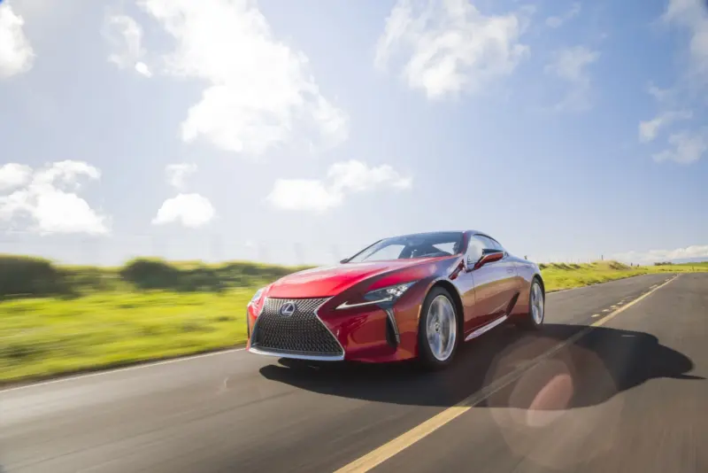 2021 Lexus LC500 menetközben piros színben.