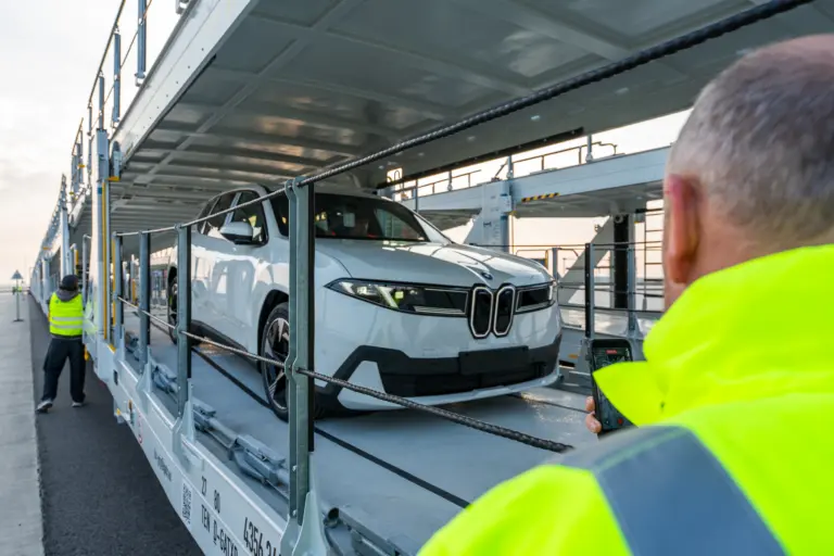 Történelmi pillanat: elindultak Debrecenből az első vasúti szerelvények az új iX3-asokkal!