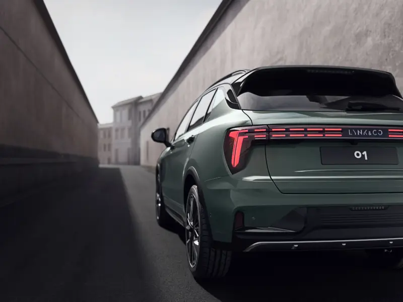 LYNK & CO 01 modell hátulról, indusztriális környezetben.