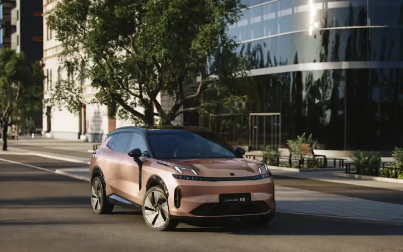 LYNK & CO 08 modell utcai környezetben féloldalról.