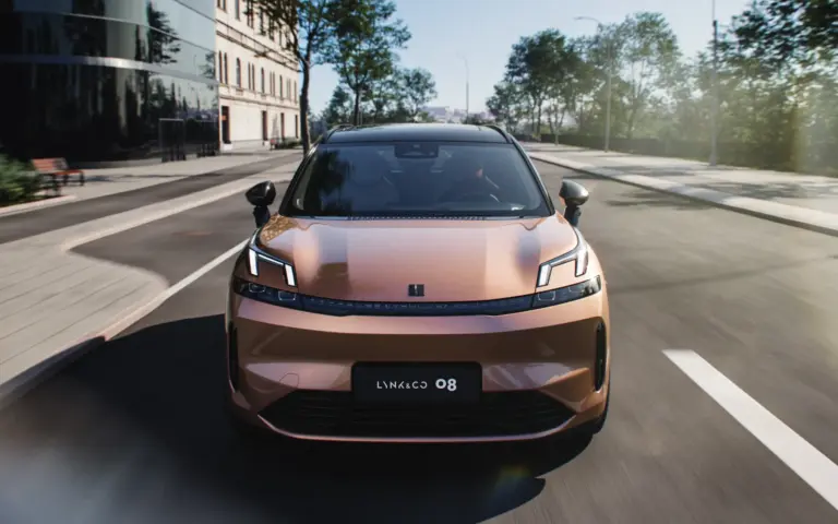 LYNK & CO 08 modell szemből dinamikus fotón.