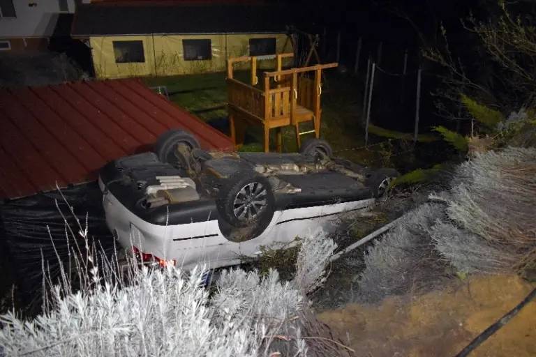Fejtetőn felejtett Passatot találtak az udvarban: nem fogod elhinni, hogy került oda!