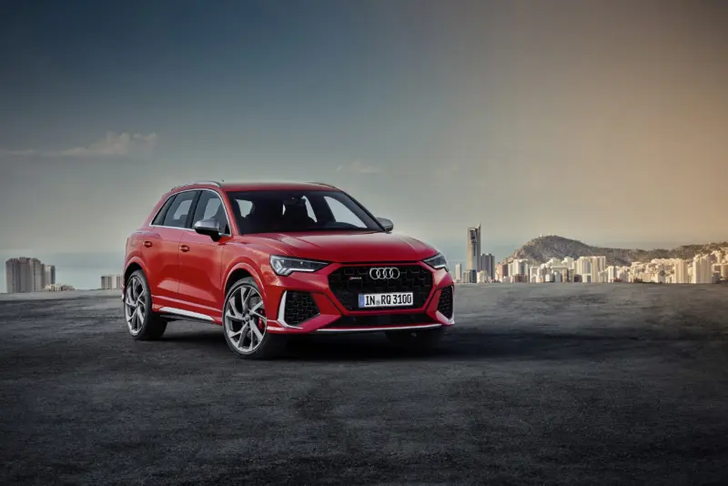 Audi RS Q3 piros színben statikus fotón.