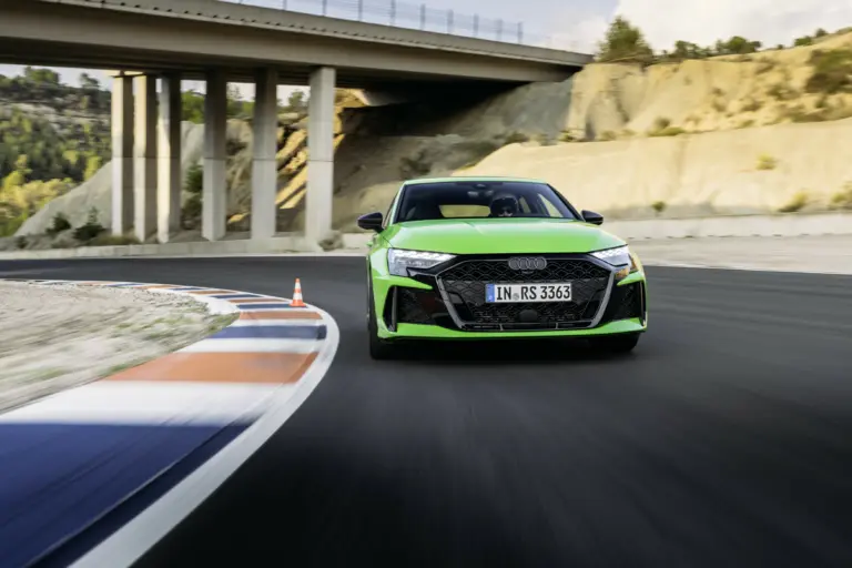 Audi RS 3 Sportback szemből dinaikus fotón.