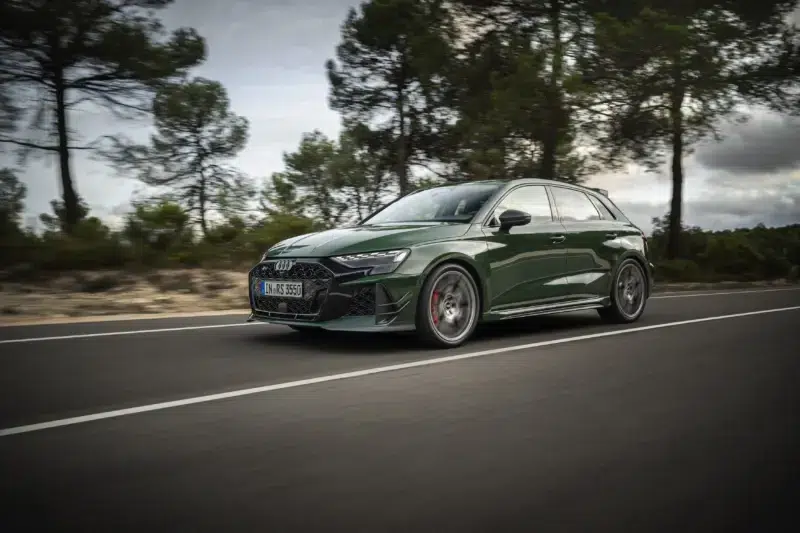 Audi RS 3 Sportback dinamikus fotón, zöld színben.