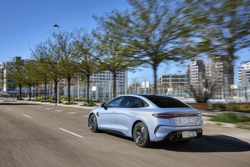 BYD Seal elektromos modell hátulról menetközben, városi környezetben.