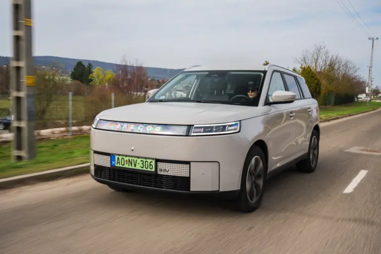 Kutyabarát kialakítás és karaoke funkció egy elektromos SUV-ban? Teszten a Jaecoo 5 EV