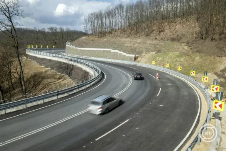 Átadták a 25-ös főút felújított szakaszát