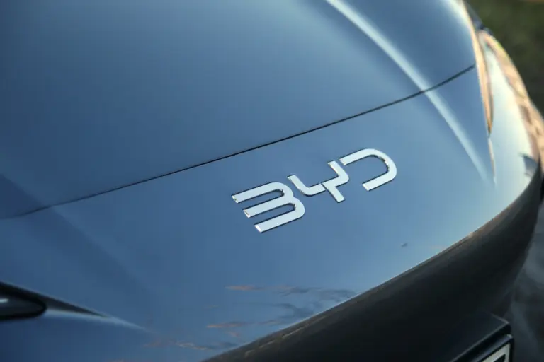 Vége a villanyautók legnagyobb problémájának? Megérkezett a 9 perc alatt feltölthető akkucsomag!