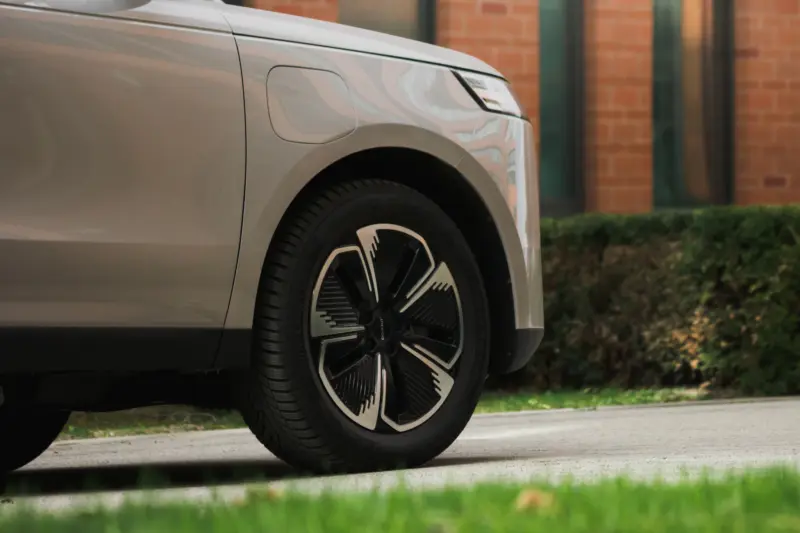 Egyetlen kerék opció létezik, ez a 235/55-ös abroncsokba csomagolt 18 colos alufelni