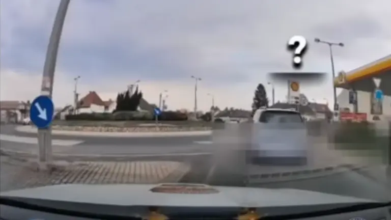 Videó: ezt ne csináld, ha érkezik a szirénázó rendőrautó!