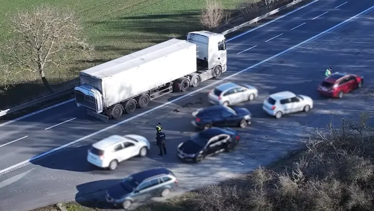 Videó: 5 autó előzte a kamiont, kivétel nélkül mindet megbüntették! Íme az indok!