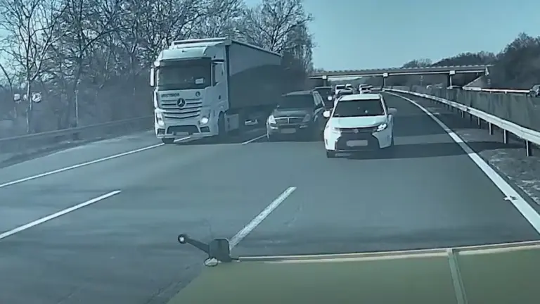 Belehajtott az energiaelnyelőbe a Suzukival: vajon te látod, hol hibázott?