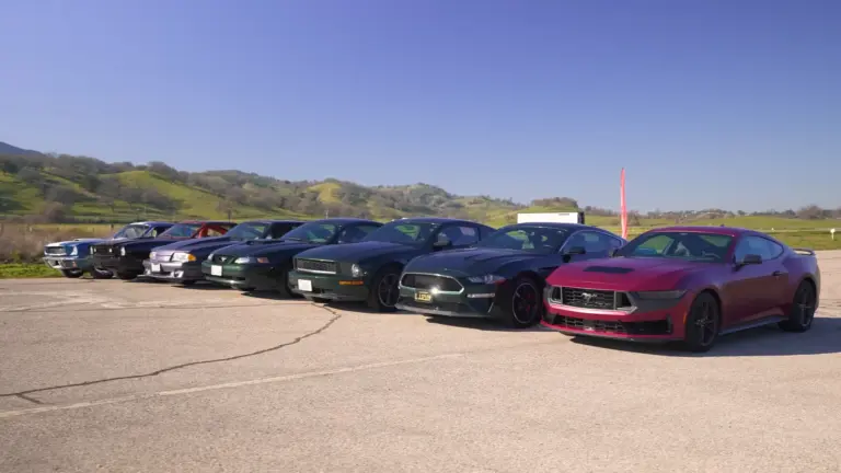 Gyorsulási versenyen az összes Mustang generáció: szerinted melyik a leggyorsabb?