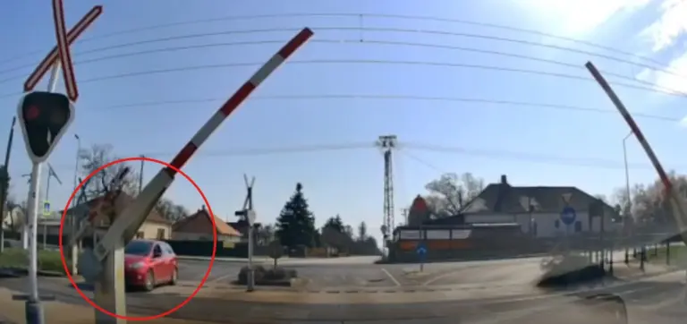 Fel sem nyílt a sorompó, máris ráhajtott a sínekre! Nem kellett volna!